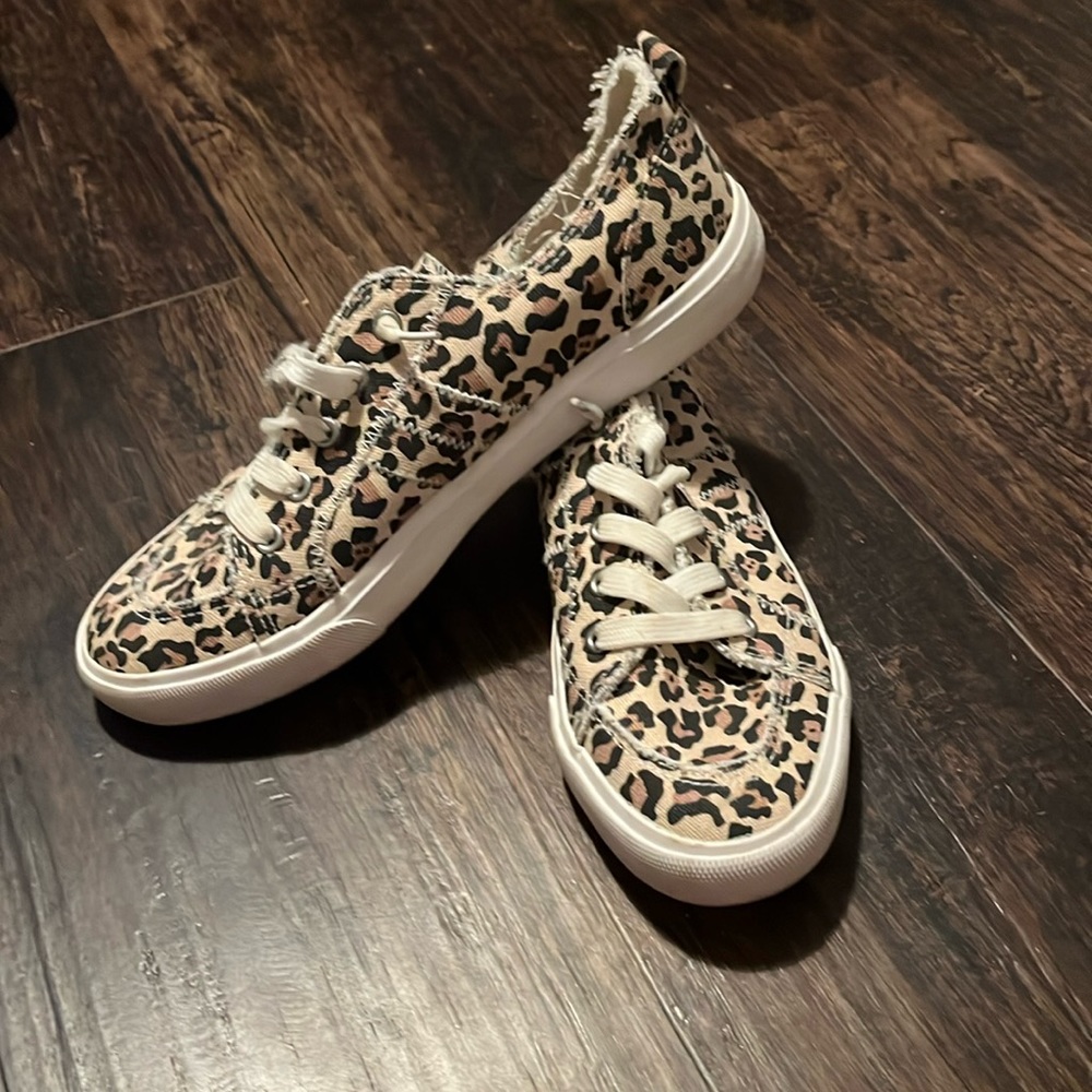 Women’s cheetah flats